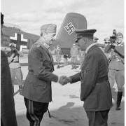 Valokuvalla Hitler ja Mannerheim  toisen maailmansodan aikana .  (SA-kuva).