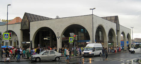 Staraya derevnya metro station