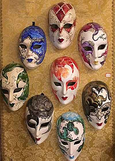 Карнавальные маски в мастерской