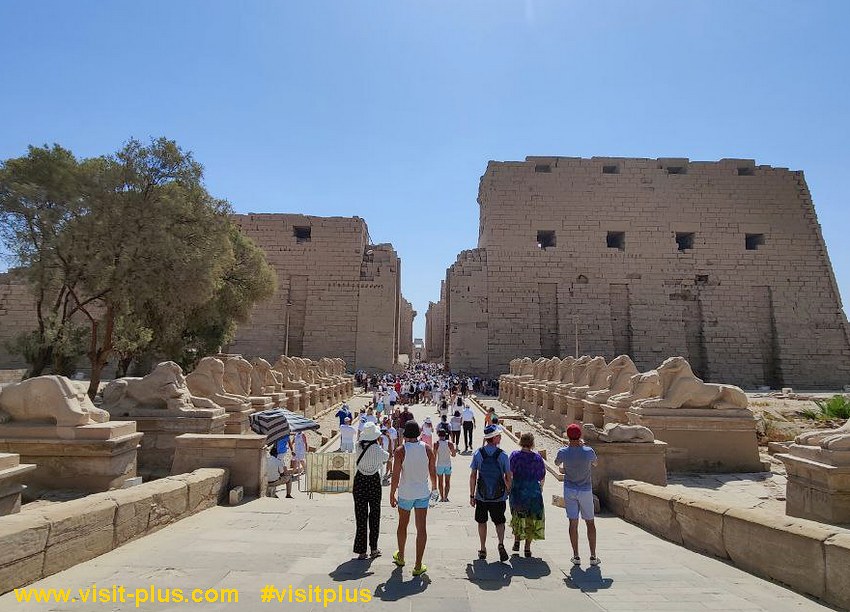 Monet turistit käyvät Karnakin temppelissä Luxorissa