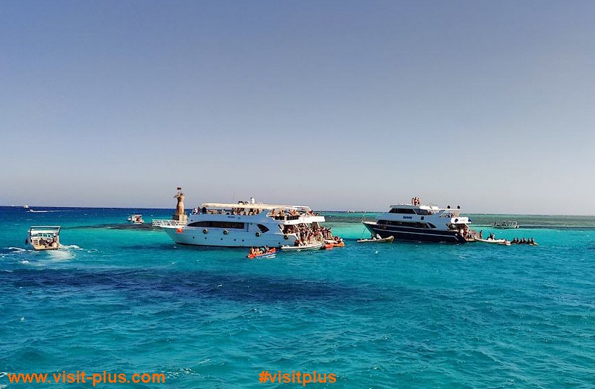 Motor yachts with tourists in Hurghada. www.visit-plus.com