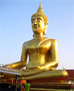 Kultainen Buddha veistos