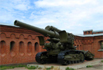 Артиллерийское орудие рядом с музеем