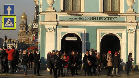 Sisäänkäynti metroasemalle Nevski Prospekt