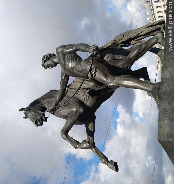 Скульптура на Аничковом мосту
