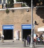 Sisäänkäynti metroasemalle  Colosseo Roomassa