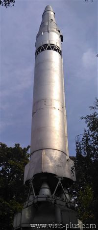 Ракета рядом с музеем