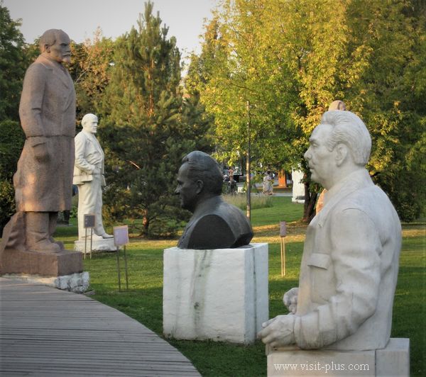 Скульптуры в парке Музеон