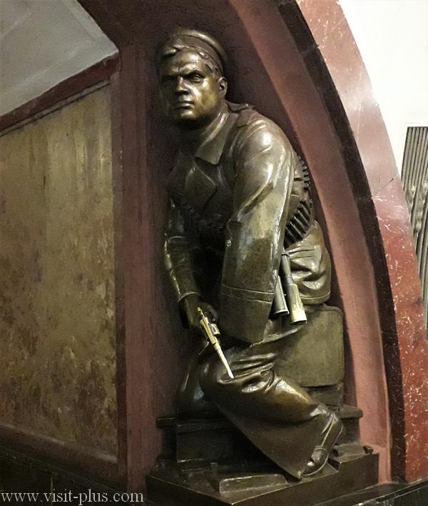 Скульптура на станции метро Площадь Революции