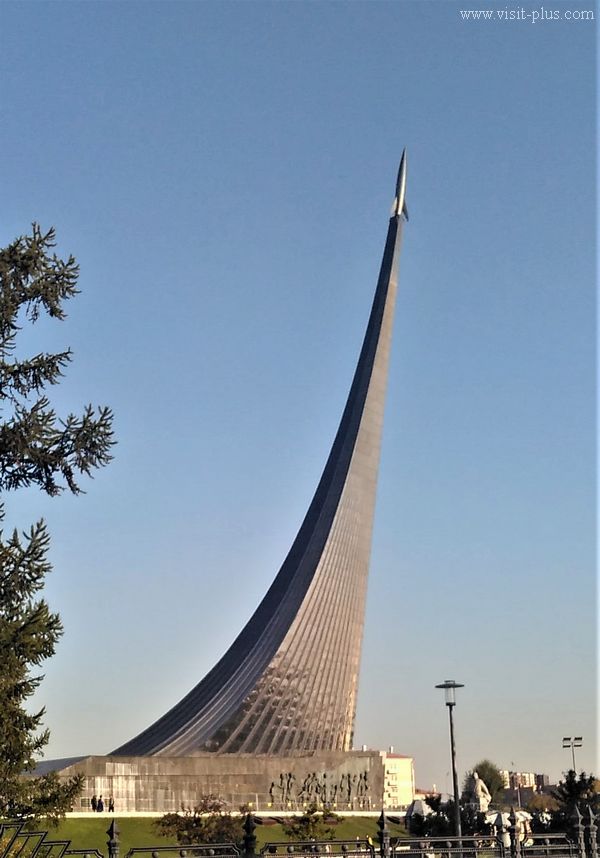 Монумент покорителям космоса рядом с ВДНХ