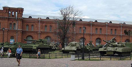 Tykistön  sotahistoriallisen museon piha