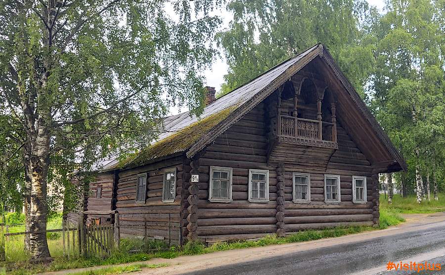 Старый, деревянный дом в посёлке Пряжа