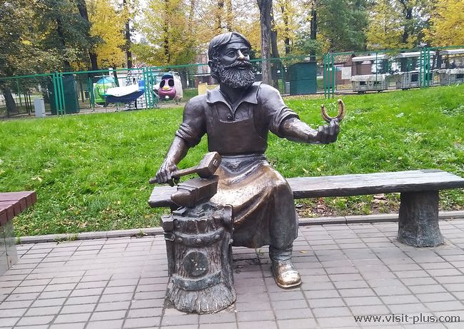 Памятник скобарь в Пскове