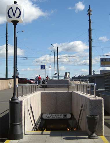 Kuvassa sisäänkäynti metroasemalle Sportivnaja Vasilinsaarella