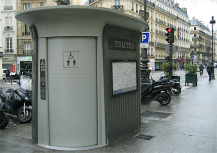 Toilet in Paris